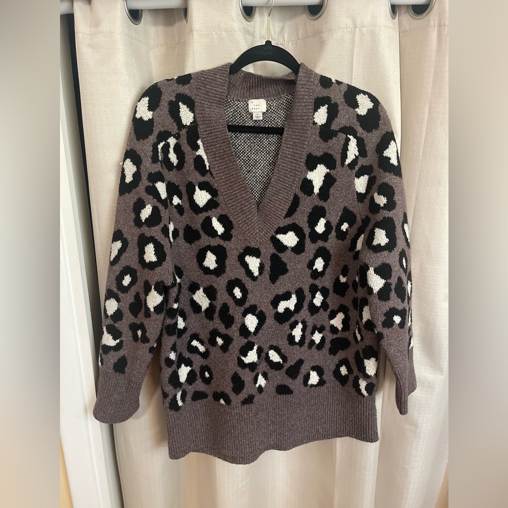 Leopard Print V-Neck Sweater - Black and White